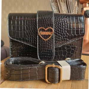 Amour Väska  - Krokodilmönstrad axelremsväska med magnetisk knappstängning. Köpt för några år sedan men aldrig använd. Material: Polyuretan, Metall. Mått: 21 cm x 15 cm x 7 cm