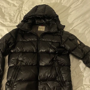  MonclerMaya jacka - Jackan är original men dragkedjan i mitten bytes ut. Anledning:den blev trasig men nu funkar lika bra som först. Fixkornas dragkedjor är orginala och det är inga problem på jackan. Skickar Scan i chatt 