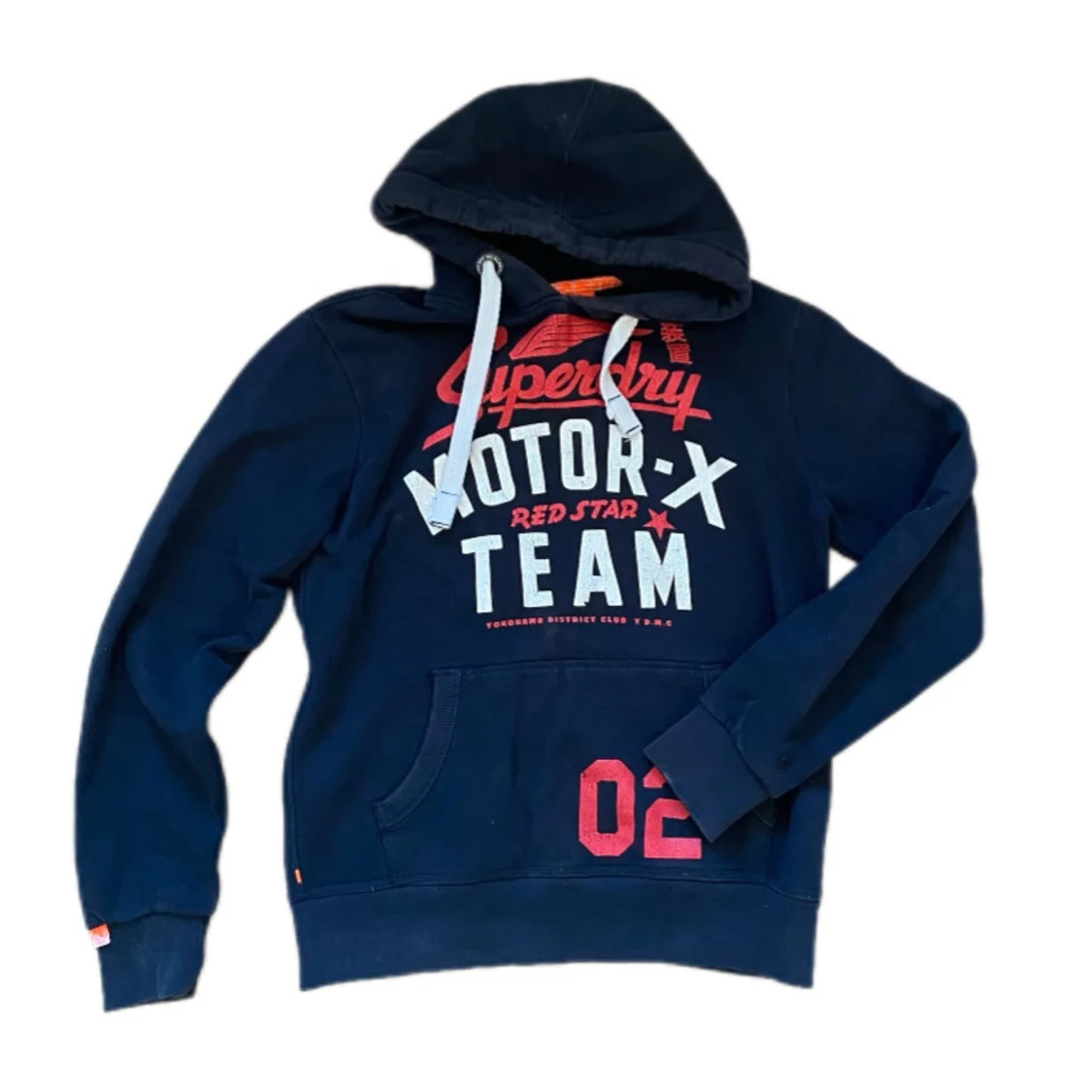 Mörkblå hoodie från Superdry