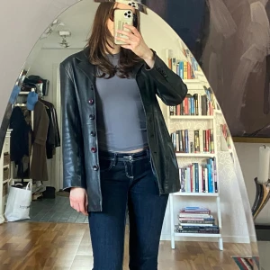 Läderjacka - Min supercoola vintage jacka i äkta läder som är perfekt till hösten! Säljer eftersom den inte passar längre🥲
