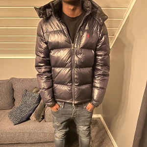 Blå dunjacka från Ralph Lauren - Säljer en tvär fet jacka från Ralph Lauren | Färg: 🔵| Storlek: S | längd på modellen : 178 | Vikt: 66 |                     | De finns en liten defekt på vänstra armen, men som inte syns när man har på sig jackan | Hör av er för frågor 😃✌️