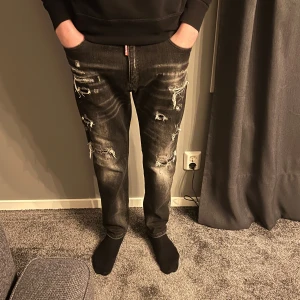Svarta slitna jeans från dsquared2 - Svarta jeans från dsq2 | Storlek: 52 | Hör av er för frågor 