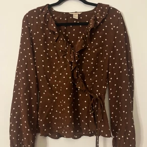 Brun prickig blus - Säljer denna supersöta bruna prickiga blusen, väldigt bra skick från H&M🤎Pris kan diskuteras💕