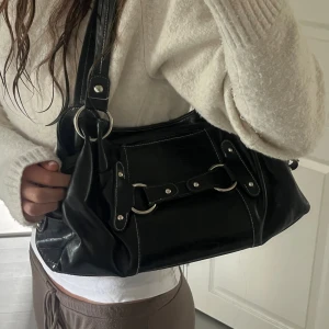 Svart axelväska  - Svart axelväska 🩷