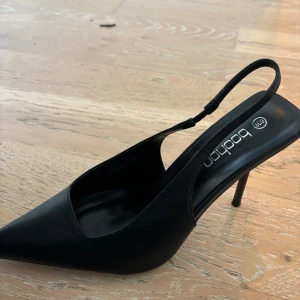 Svarta klackar från Boohoo - Säljer ett par svarta pumps från Boohoo, dom är aldrig använda då jag köpte dom i fel storlek❤️Helt nyskick, fläckfri kvalitet!!! Perfekta för dig som vill ha en stilren och trendig look till hösten🍂🍁☕️(pris går att diskutera)