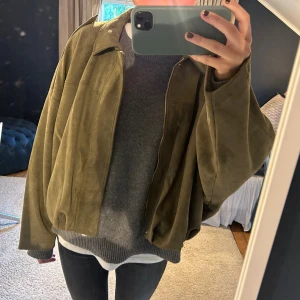 Croppad jacka  - Croppad jacka från Shein, men ser precis ut som den från Zara! Storlek L, men passar även M. Nypris ca 350 kr. Skulle säga att sista bilden beskriver färgen bäst! 