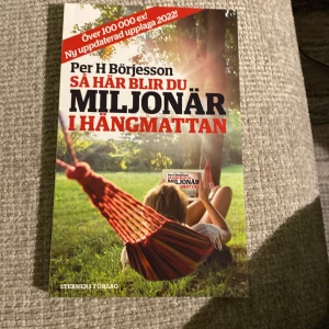 Så här blir du miljonär i hängmattan - Vill du lära dig smarta knep för att bli ekonomiskt oberoende? Den här boken ger dig enkla tips om hur du kan bygga din förmögenhet på ett avslappnat sätt. Perfekt för unga vuxna som vill ta kontroll över sin ekonomi och framtid.