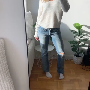 Vintage Lågmidjade levis jeans - Low waisted levis jeans! Köpta på vinted för drygt ett år sedan. Jätte fina men dem passar inte mig längre! Skulle säga att det är i storlek S/eu36/L32W26/27.                                                  Det har små effekter nedtill (vilket dem hade när jag köpte de) dock är det inget som märks av vid användning! Lappen baktill har jag själv tagit bort då jag tyckte den skavde. INNERBENSLÄNGD: 73cm. MIDJEMÅTT (rakt över): 35cm