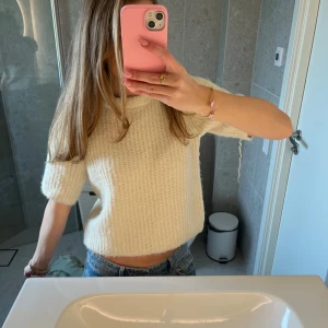 Stickad T-shirt  - Vit stickad T-shirt perfekt till hösten 🥹💕