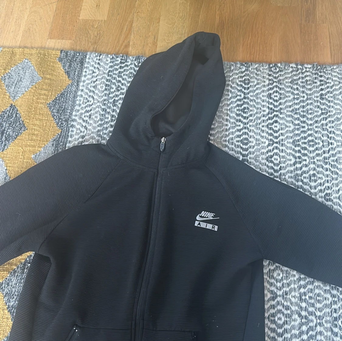 Svart Nike Air hoodie med dragkedja