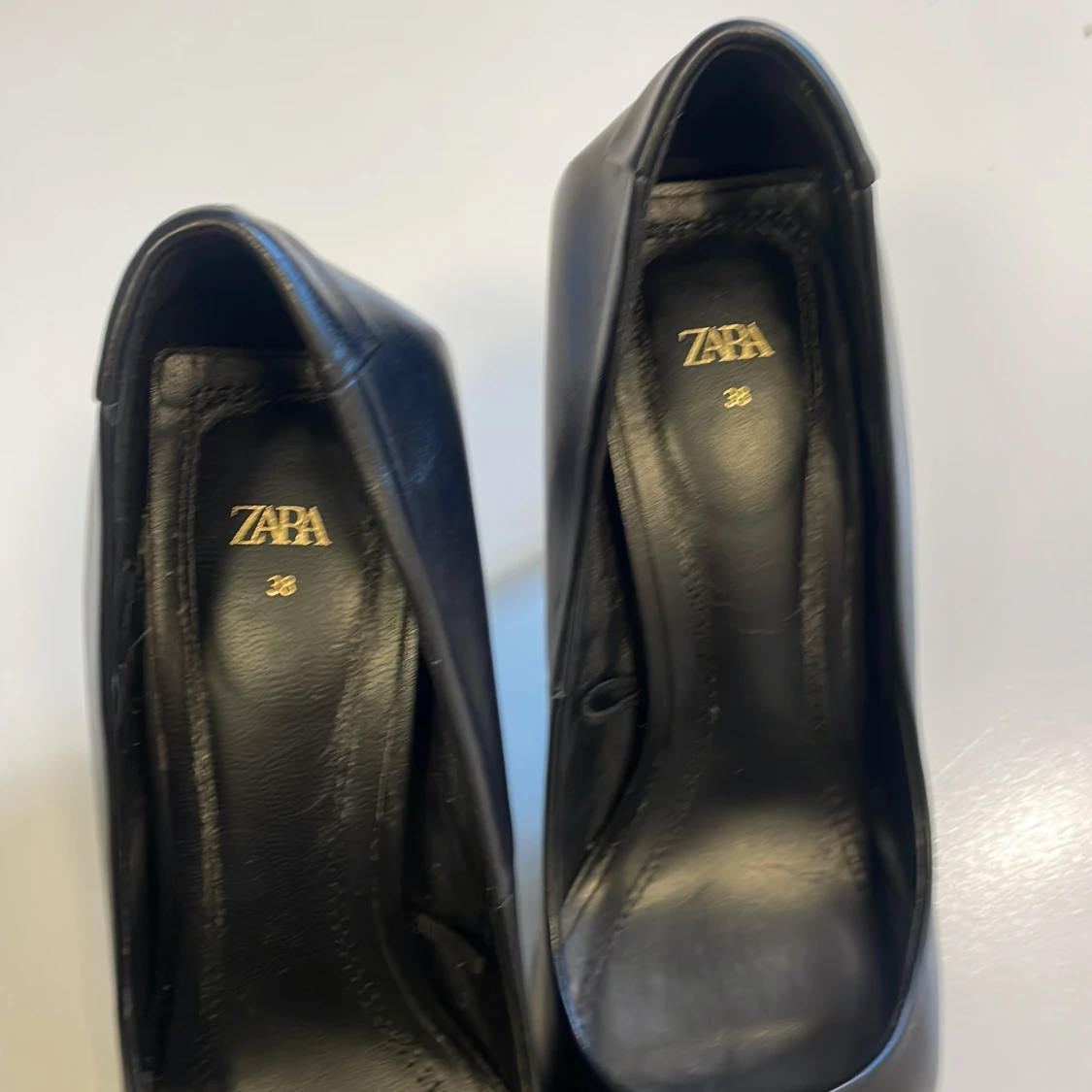 Klassiska pumps i läder från Zara - 4
