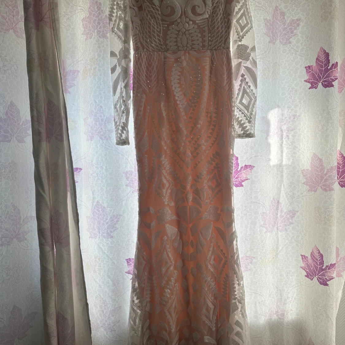 Lång vit mönstrad klänning