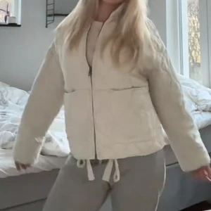 Zara jacka beige  - Säljer en beige pufferjacka med quiltad design och dragkedja framtill. Jackan har två stora fickor och en boxig, lite oversized passform. Perfekt för dig som vill ha en stilren och mysig jacka till kyligare dagar. Höstjacka 🥰