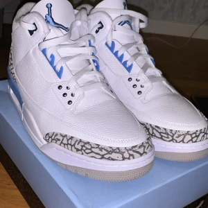 Air Jordan 3 - Vita Jordans till salu. Av någon anledning köpta jag dom i jumbo storlek. Stabila 47 om jag minns rätt. (Jag har inte den storleken om tjejerna frågar, men om dom gör, säg att jag är 6’4) Helt oanvända dock! Låda medkommer. Bud kan godtas vid smidig affär. Jag tog aschwaganda piller en gång för 3 år sedan så är för nonchalant för skitsnack, så skriv ej om ni inte är intresserade tack!
