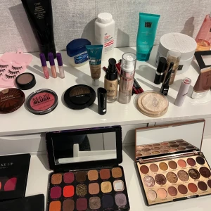 Stort sminkpaket/bundle välj själv - Du väljer själv vad du är intresserad av och priset justeras därefter. Två ögonskuggspaletter i varma och vackra glittriga nyanser, lösögonfransar och tillkommer franslim, virala bronzern från Isadora, blush i rosa färg, foundation från Revolution och No7, mascara från Essence och Idun, den högt omtyckta eyelinern från IsaDora läppglans från H&M i olika färger, en sminkborste, och Kropps olja, kropps kräm och handkräm från Ritual mm.