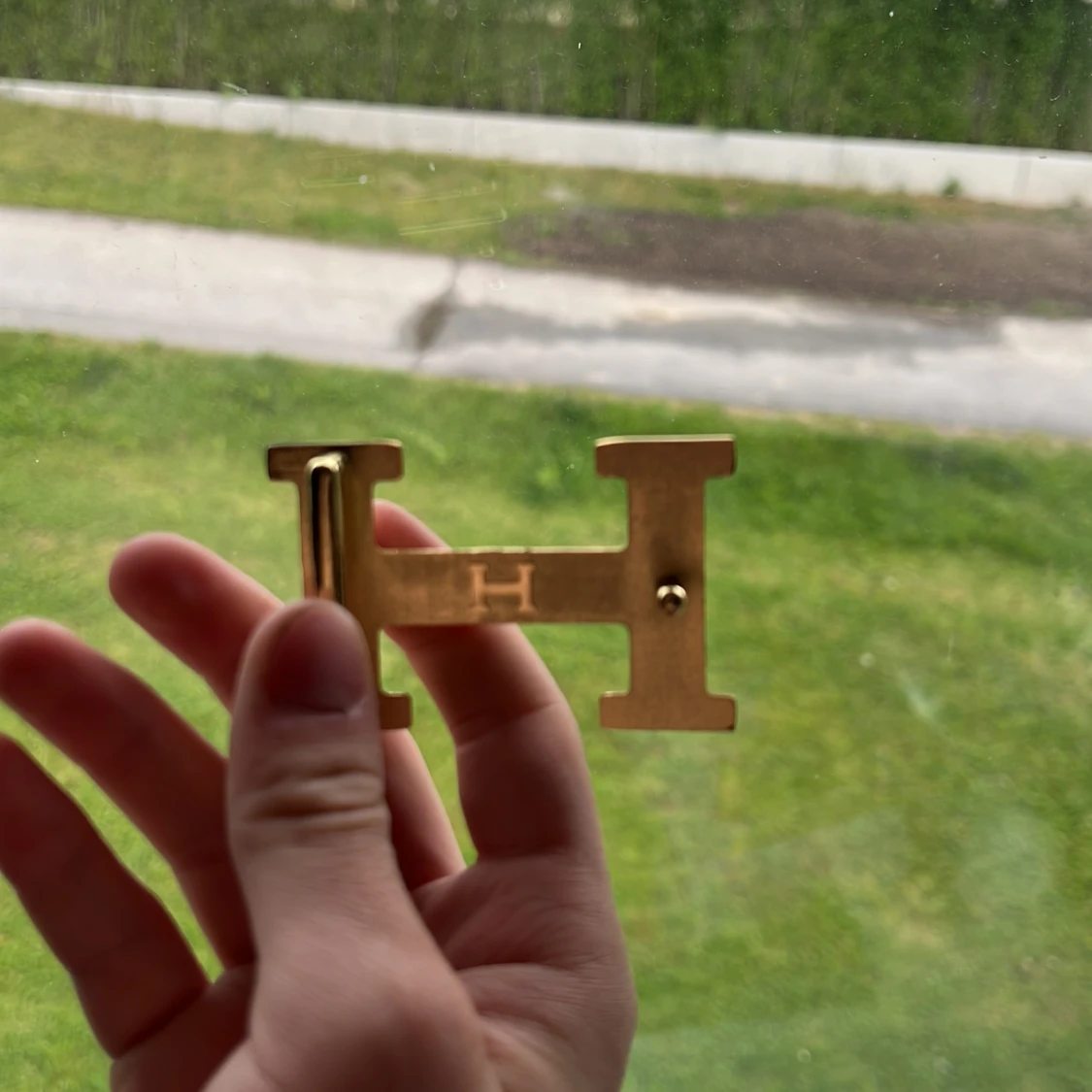 Svart bälte med guld bricka - 1