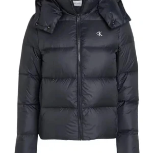 Svart pufferjacka från Calvin Klein - Jag säljer min svarta pufferjacka från Calvin Klein eftersom den inte kommer till användning längre. Jackan har en huva och dragkedja framtill. Jackan har en CK-loga på bröstet och är perfekt för kalla dagar. Den är i Storlek M men passar även S. Säljer den för 1500 men priset går att diskuteras vid snabb affär. Jag kan även mötas upp i stockholm.