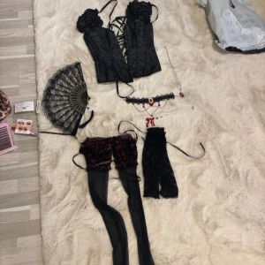 Svart korsettklänning med snörning -  Ett vampyr sätt från SHEIN som kommer med en krosett tre halsband, en fläkt, två spetshandskar som är perfekt till Halloween Postar fort så Det hinner komma till Halloween. Skriv vid funderingar❤️