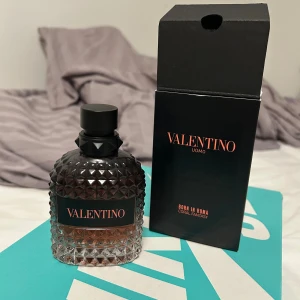 Valentino Coral fantasy 100 ml - Valentino  Coral Fantasy. Volym: 100 ml. Snygg flaska och förpackning som sticker ut i samlingen. Användits 2-3 gånger