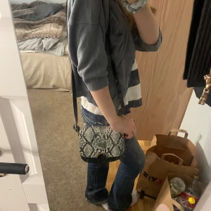 Handväska - Super fin handväska för fest eller bara en middag!💕💕 banden går att skystera och priset går att diskutera!🥰🥰 tveka inte åå att höra av dig för mer bilder ellr info💕