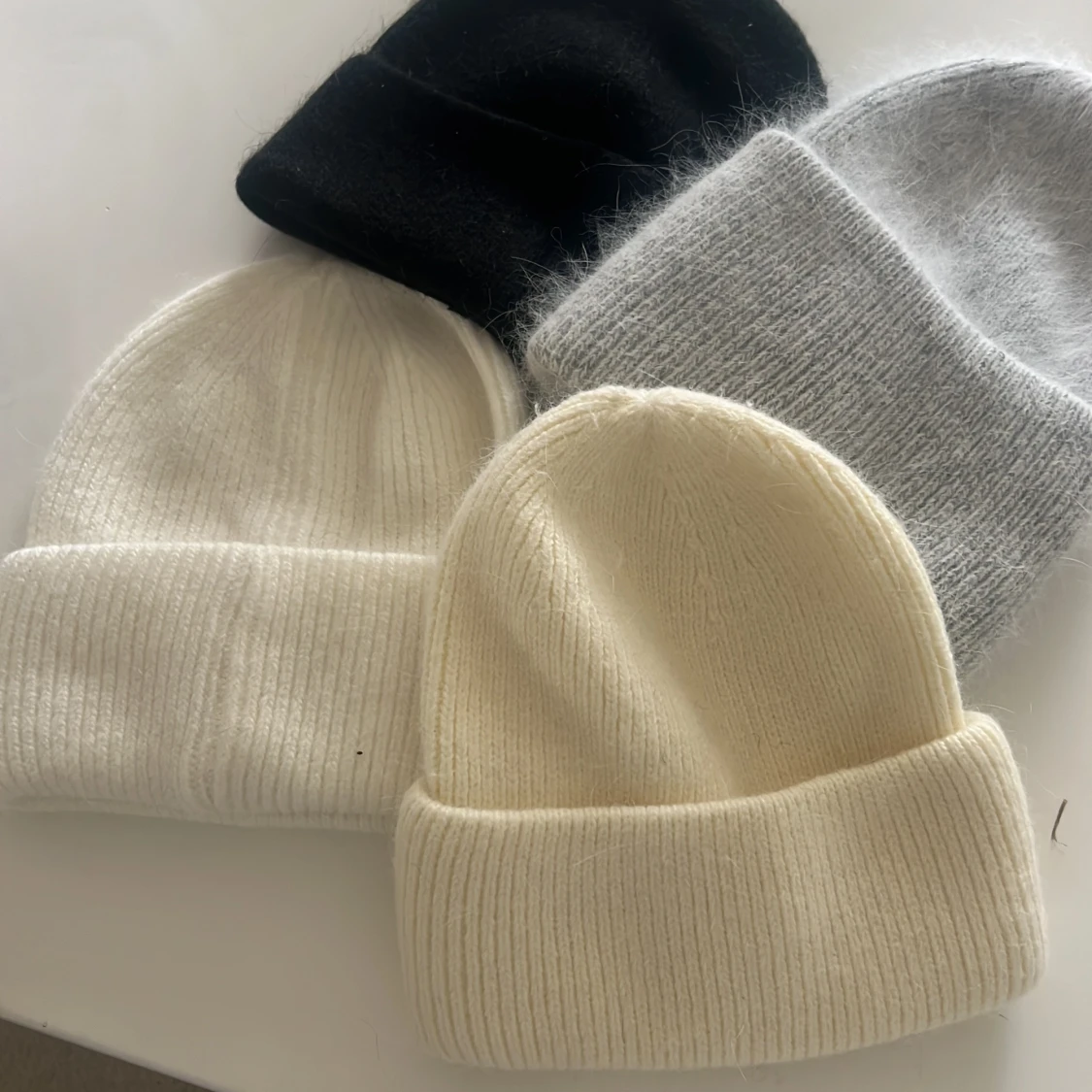 Fyra ribbstickade mössor i neutrala färger - 3