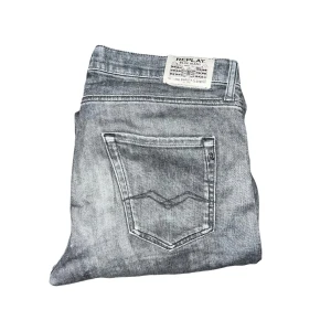 Replay grå jeans  - Säljer ett par grå jeans från Replay med snygg tvättad look och klassiska fem fickor. Jeansen har rak passform och normal midja, perfekta för en avslappnad stil. Materialet är slitstarkt denim och bakfickorna har Replay-logga och uppsydda kanter. OBS jeansen är storlek 164cm (storlekslapp saknas) utgå från måtten för ett säkrare köp. Midja 39,5, längd 97cm, benvidd 19cm. JAG SKICKAR INGA FLER BILDER NÄR JEANSEN BÄRS.  (S2)