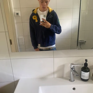 Fett unik Ralph lauren hoodie - En extremt unik men fortfarande fet Ralph Lauren hoodie. Den matchar de blåa och gula så extremt bra och kommer göra din outfit 10x bättre. De en av mina favorit plagg som blivit för liten för mig.