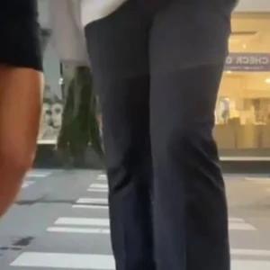 Blåa bootcut kostymbyxor  - Klassiska blåa bootcut kostymbyxor från H&M i storlek 36. Byxorna har en utsvängd modell ner till, snedställda fickor fram och dekorativa fickor bak. Perfekt för en clean och stilren look. Stängs med knapp och dragkedja i midjan. Dem är i ett fint skick och knappt använda. Vis frågor eller bilder hör av er!🩷