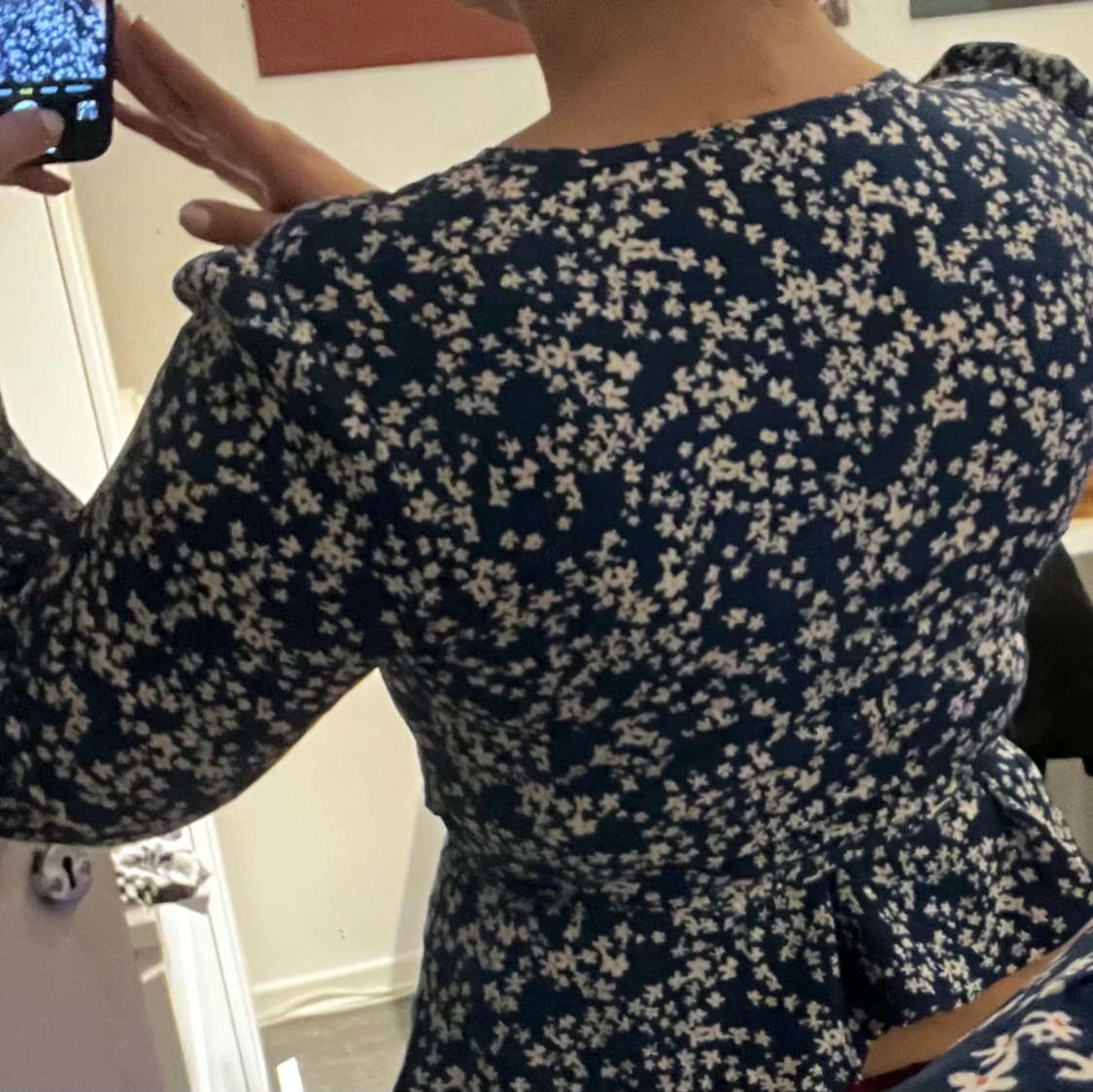 Blommig omlottklänning i marinblått - 2