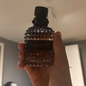 Valentino parfym coral fantasy - Snygg parfym från Valentino med modern design. Perfekt för dig som vill sticka ut och addera en exklusiv touch till din stil. Volym och ingredienser syns ej på bilderna. Köpte nyss luktar gott men har tröttnat lite kan byta om någon vill. Köpte för 1300. Box kommer med.