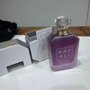 Kayali Vanilla Candy Parfym 100ml - Kayali Vanilla Candy | Rock Sugar 42 Eau de Parfum, 100 ml. Tillverkad i Frankrike. Snygg flaska och förpackning som sticker ut i samlingen. Perfekt storlek för dig som vill ha din favoritparfym länge.