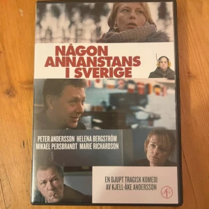 Någon annanstans i Sverige - En djupt tragisk komedi med kända svenska skådespelare som Peter Andersson, Helena Bergström, Mikael Persbrandt och Marie Richardson. Perfekt för dig som gillar berättelser med både humor och allvar, och vill utforska livet i Sverige.