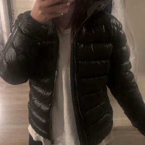 Svart Colmar jacka - Jätte snygg o varm jacka från Colmar! Köpte nu i vintras men den har knappt kommit till användning, alltså som ny! Inga defekter. Storlek 48 som motsvarar L, men den är liten så den passar S-M. Bara att höra av er vid frågor! ❤️