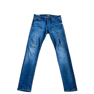Ljusblå Jack & Jones Jeans - Tja! Säljer dessa feta ljusblå jeans från Jack & Jones med snygga urtvättningar. I mycket fint skick utan defekter, i modellen slim glenn. Skriv vid minsta fundering, priset är självklart inte ristat i sten🤩🤩🤩