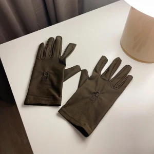 Handskar - Handskar från Shein 🤍 Lite för korta för mig, men i superfint skick ✨ Skickas oftast samma dag eller dagen därpå 💌 