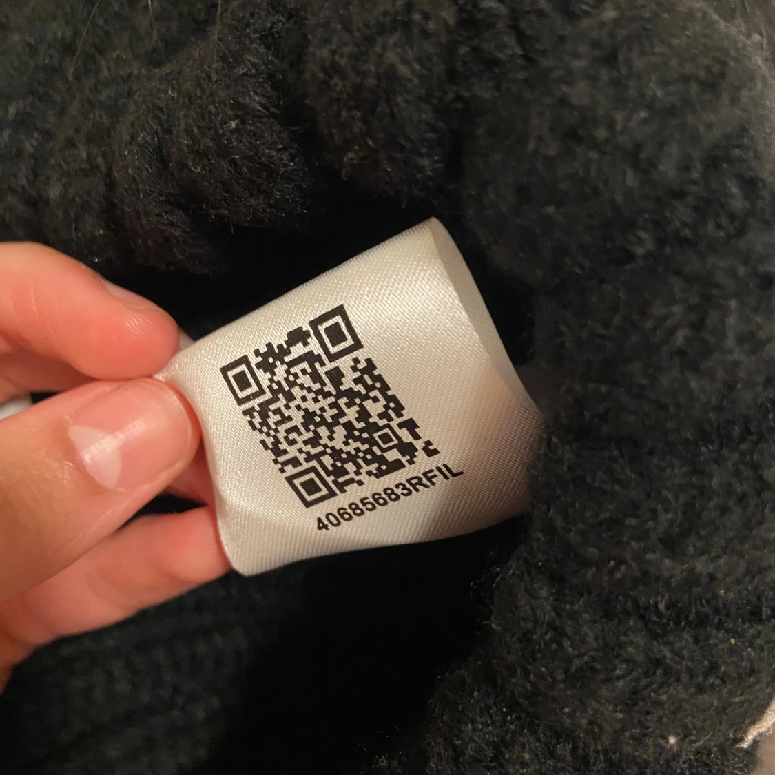 Svart Moncler mössa med pälsboll - 3