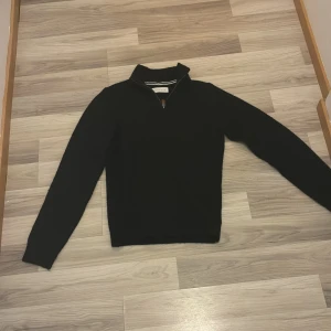 Pier one half zip upp storlek S - Snygg stickad half zip upp från pier one använd 2-3 gånger
