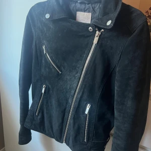 Svart mockajacka från Livelo, stl 38 - Snygg svart mockajacka från Livelo storlek 38, bra skick 