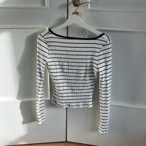 Randig ribbad långärmad topp, nakd -  en vit och svart långärmad topp som är öppen i ryggen och är  i storlek S från na-kd, aldrig använt 
