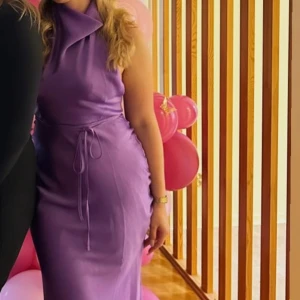 Lila klänning med snörning - Inköpt från ASOS. Enbart använd vid 1 tillfälle. 