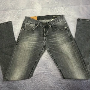 Dondup George jeans - Dondup George jeans. Storleken på jeansen är 30 och är jätte bra skick! Skriv om ni har några funderingar!