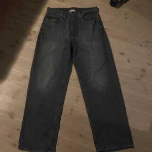 Svarta jeans från Vailent, raka ben - Säljer ett par svarta jeans från Vailent i storlek M. Jeansen har raka ben och klassisk femficksdesign. Materialet är robust denim och färgen är mörksvart med lätt tvättad look. Perfekta för en avslappnad och stilren outfit. Väldigt baggy 