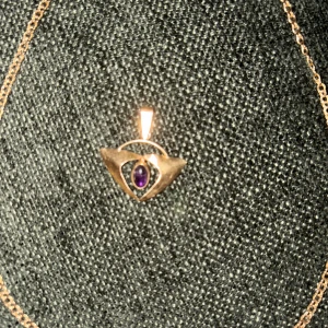 Halsbands hänge  - Ett halsbands hänge i guld med safir sten (tror jag). Kollar intresse!! ÄKTA GULD