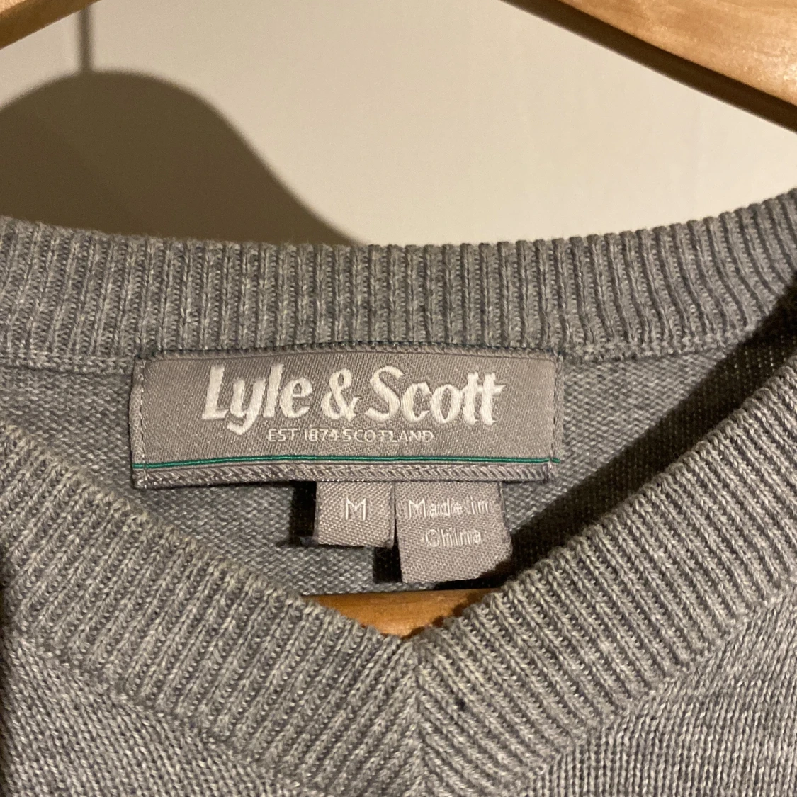 Grå stickad tröja från Lyle & Scott - 2