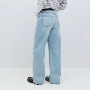 Ljusblåa vida jeans - Gina Tricot - Säljer nu mina ljusblåa vida jeans från Gina Tricot. Storlek 44 och är väldigt bekväma. Säljer eftersom de inte kommer till användning, använt ca 2 gånger så det finns inga defekter. Säljer likadan modell och storlek i mörkblå på min profil!!❤️