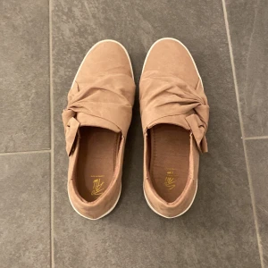 Rosett skor - Snygga sneackers som tyvär är för stora för mig🥰🥰