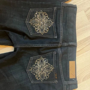 Lågmidjade jeans  - Supersnygga med coola detaljer på bakfickorna! Skriv om du har frågor eller funderingar kring mått eller något annat🫶🏻💖