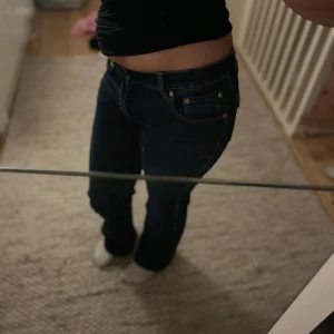Jeans - Säljer ett par mörkblåa jeans från lager157