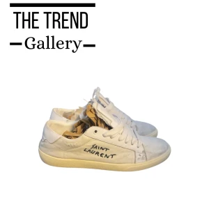 Saint Laurent  - Säljer dessa Saint Laurent skorna. Självklart är skorna äkta! Endast skorna ingår vid köp säljer billigt då jag vill bli av med dem snabbt. Dem passar 43. Skriv för mer bilder eller övriga funderingar 