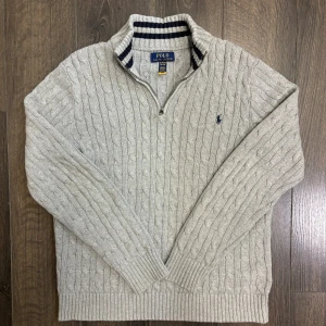 Grå stickad tröja från Polo Ralph Lauren - Säljer en riktigt snygg stickad Ralph Lauren Quarter Zip i storlek XL, motsvarar S/XS🙌🏼  Nypris ligger på 1400-1600kr💸  Priset kan diskuteras !  Hör av er vid fler funderingar 🗣️